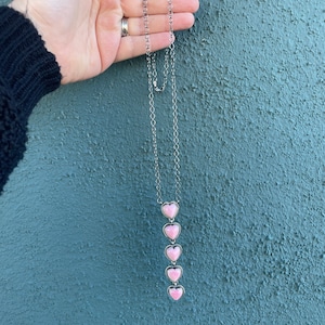 Collar de cinco corazones de plata de ley y concha rosa reina hecho a mano por Peggy Skeets