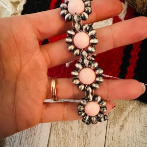 Roze Navajo Queen-armband met roze schelp en sterlingzilveren kralenbloem