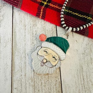 Colgante de Papá Noel con incrustaciones de plata de ley y múltiples piedras Zuni