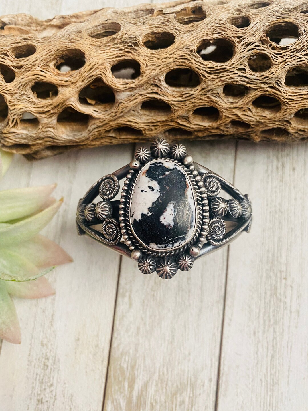 ナバホ族のホワイトバッファローとスターリングシルバーのカフ