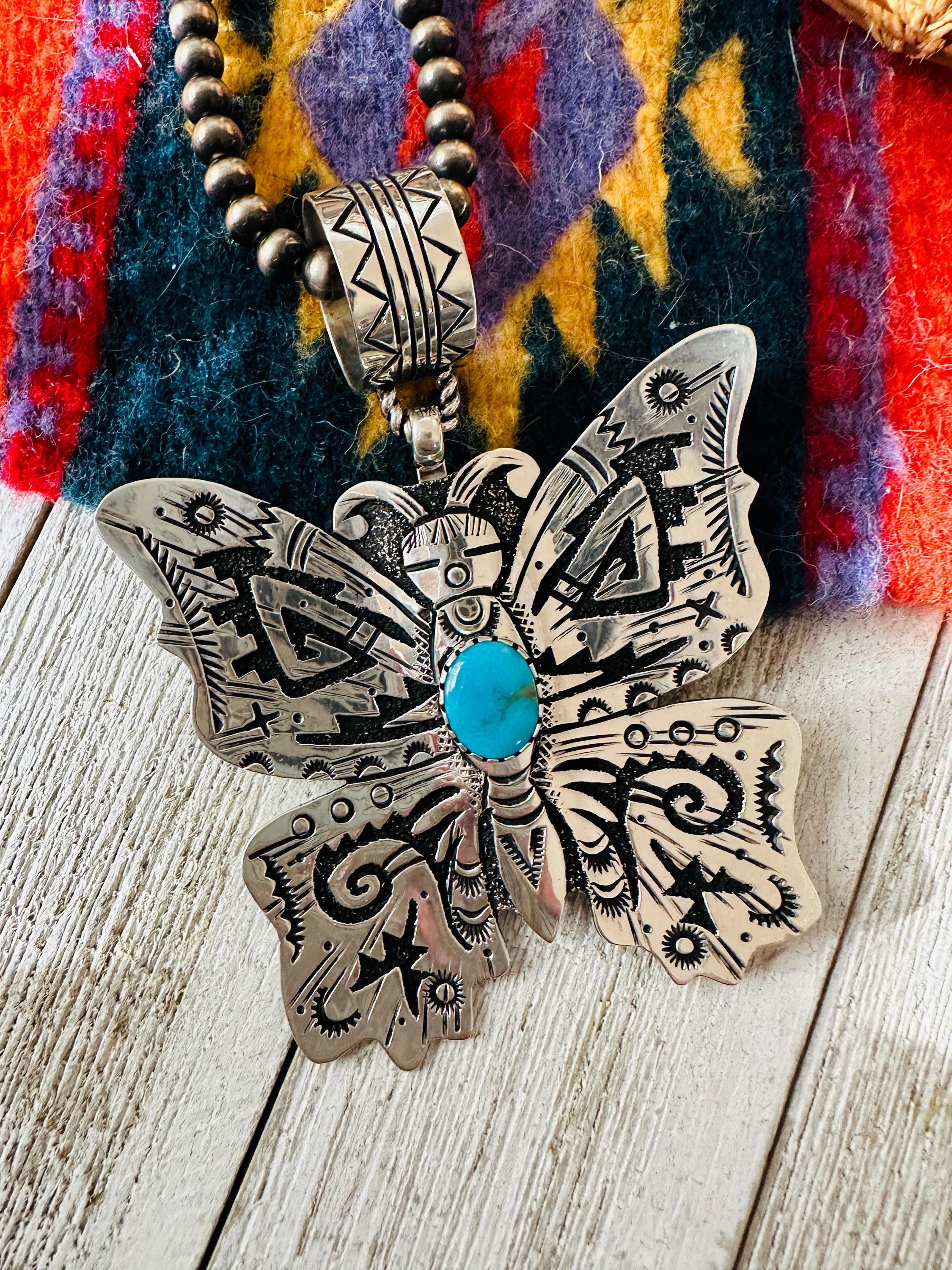 ナバホ族のターコイズとスターリングシルバーの蝶のペンダント