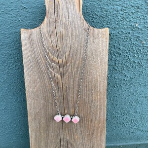 Collar artesanal de concha rosa reina y barra de plata de ley con tres piedras, firmado