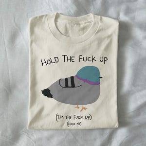 hold the fuck up - maglietta unisex, maglietta divertente, maglietta sciocca, maglietta con grafica strana, maglietta con grafica divertente, maglietta meme, maglietta squilibrata,