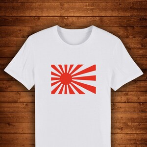 Può includere: T-shirt bianco con un disegno di sole nascente rosso. La grafica raffigura un sole rosso con raggi, un simbolo spesso associato al Giappone. La maglietta è realizzata in un materiale morbido e confortevole.