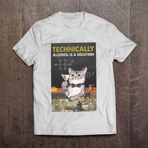 Puede incluir: Camiseta blanca con un gráfico de un gato con pajarita sosteniendo un vaso de martini. El texto dice "Técnicamente el alcohol es una solución" con un diagrama de estructura química. El gato está en un laboratorio.
