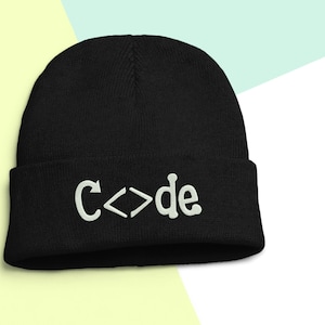 Può includere: Berretto nero con un designo ricamato bianco che dice "C< >de".