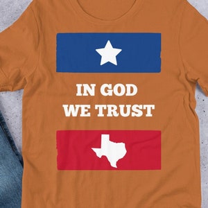 En Dios Confiamos en el Lema Nacional No Te Metas Con Texas Star and Map rojo con logo azul Camiseta Unisex