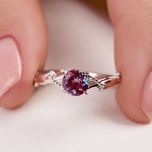 Alexandrite engagement ring| Unique Alexandrite ring for women| Vintage Alexandrite engagement ring| Statement ring for her| Birthstone ring