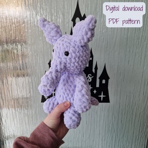 Può includere: Un giocattolo di peluche amigurumi a forma di elefante in crochet di colore viola. Modello PDF scaricabile.