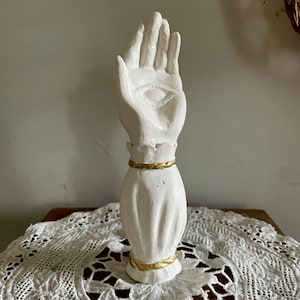 Figura de mano Hamsa / Fundición blanca con detalles dorados / Arte de mano / Figura de mano