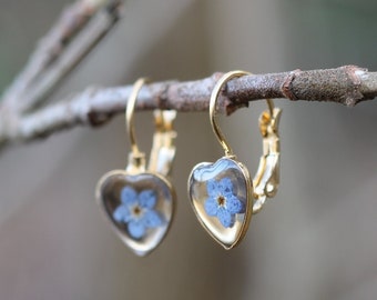 Heart earring / Resin and forget-me-not / Dried flower earring / Minimalist heart jewelry