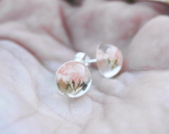 Clou d'oreille rose en argent S925 / Boucle d'oreille résine et fleur / Puce d'oreille en vraie fleur / Fleur du bonheur