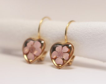 Heart earring / Resin and pink tinted dried flower / Gift for Valentine's Day