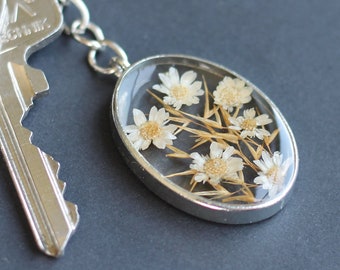 Country-Schlüsselanhänger / Silber oder Gold, weiße ewige Blumen und Pampasgras / Schlüsselanhänger aus getrocknetem Blumenharz