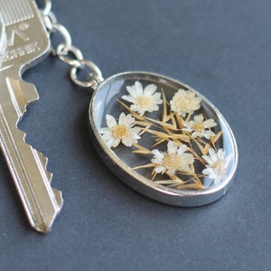 Country key ring / silver or gold, white eternal flowers and pampas grass / Dried flower resin key ring