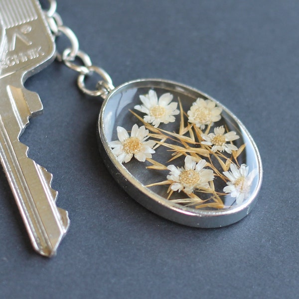 Porte clés champêtre / argent ou or, fleurs éternelles blanches et herbe de pampa / Porte clefs en résine fleurs séchées
