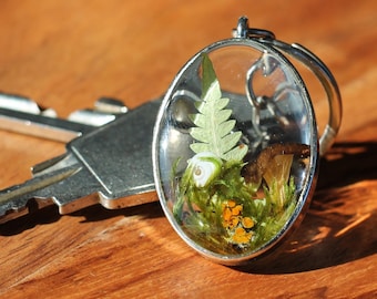 Porte clés champignon / porte-clés argent ou or / paysage forêt en résine / résine avec champignon escargot fougère et mousse / fait main