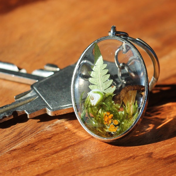 Porte clés champignon / porte-clés argent ou or / paysage forêt en résine / résine avec champignon escargot fougère et mousse / fait main