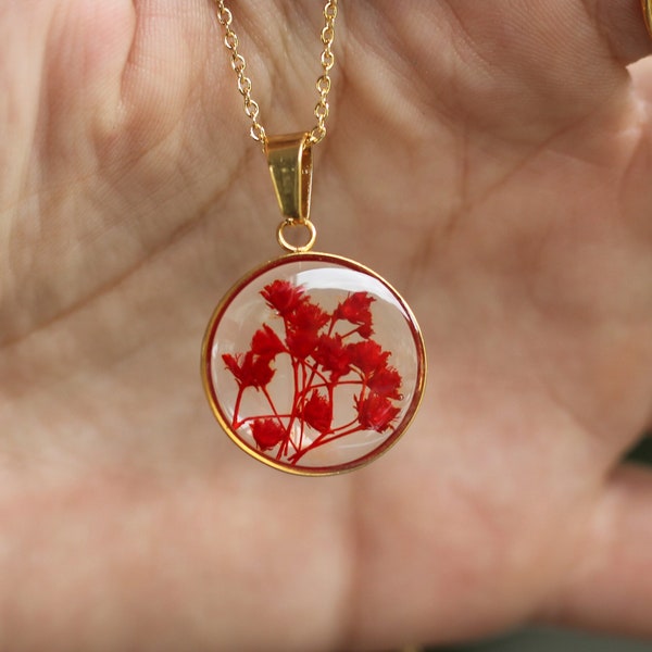 Collier rouge en fleurs séchées et résine, plaqué or fait main en France - Dans le langage des fleurs, symbole du renouveau et renaissance