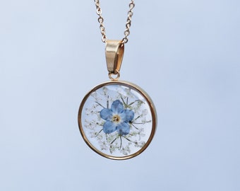 Echte vergeet-mij-nietjes- en koningin Anne-kantketting gemonteerd op een verstelbare vergulde ketting (42-50 cm)