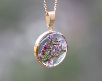 Dried heather and transparent resin pendant, mounted on adjustable gold-plated chain 43 to 49cm