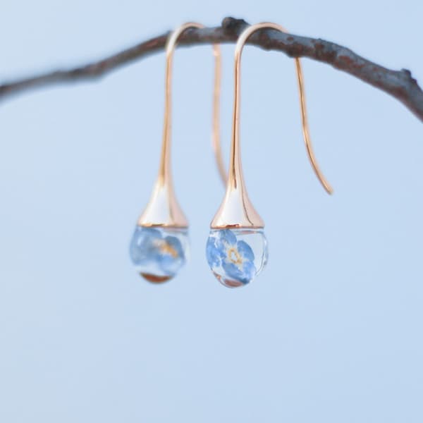 Blue drop-style dangling earring with real dried forget-me-nots inside / Gold-plated jewelry with forget-me-nots and resin