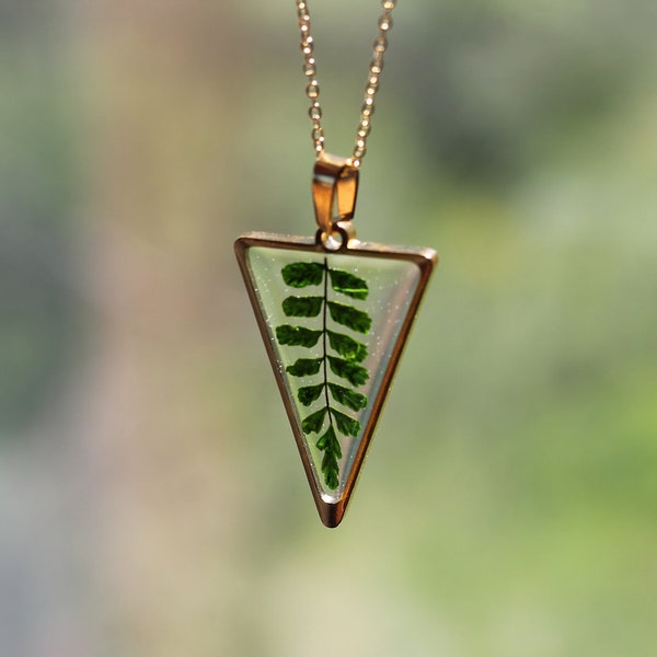 Pendentif triangle avec fougère en résine, livré avec chaîne en plaqué or réglable, fait main en France