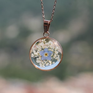 Genuine forget-me-not and Queen Anne's lace necklace mounted on a rose gold stainless steel chain, adjustable from 39 to 45 cm
