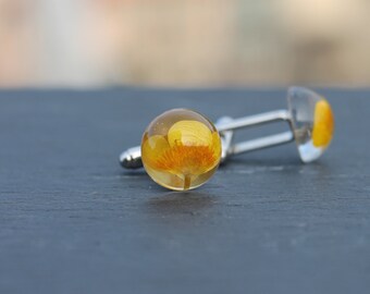 Buttercup cufflinks / Men's groom cufflinks / Resin and dried flower men's accessory / Gold button / Gift for him