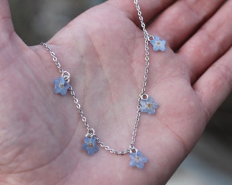 Collier ras de cou en véritables fleurs de myosotis montées sur chaine acier inoxydable argent réglable