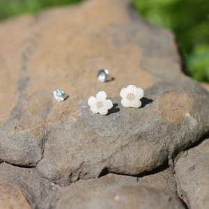 Boucle d'oreille véritable petite fleur blanche monté sur argent S925 image 3