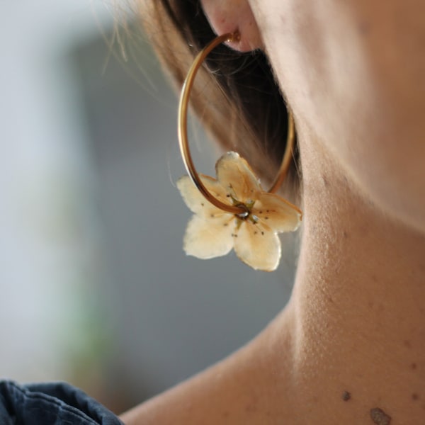 Boucles d'oreilles en vraies fleurs / Pièce unique / Grandes boucles d'oreilles créoles en acier inoxydable doré