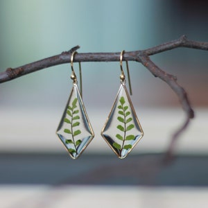 Cottagecore fern earrings in resin and gold plate, handmade in France in the Alpes Maritimes (06)