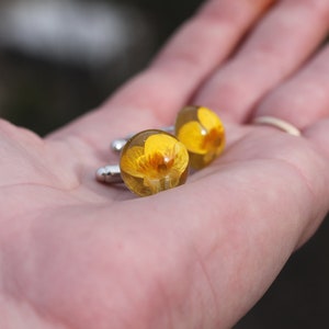 Echte Butterblumen-Manschettenknöpfe / Manschettenknöpfe für den Bräutigam / Herrenaccessoire aus Harz und getrockneten Blumen / Butterblume / Geschenk für ihn
