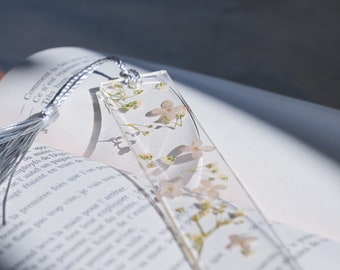 Bookmark in resin and flowers, handmade, ultra transparent resin