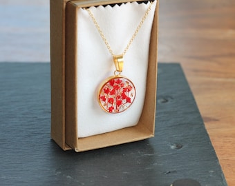 Collier rouge en fleurs séchées et résine, paillettes et plaqué or - Dans le langage des fleurs, symbole du renouveau et renaissance