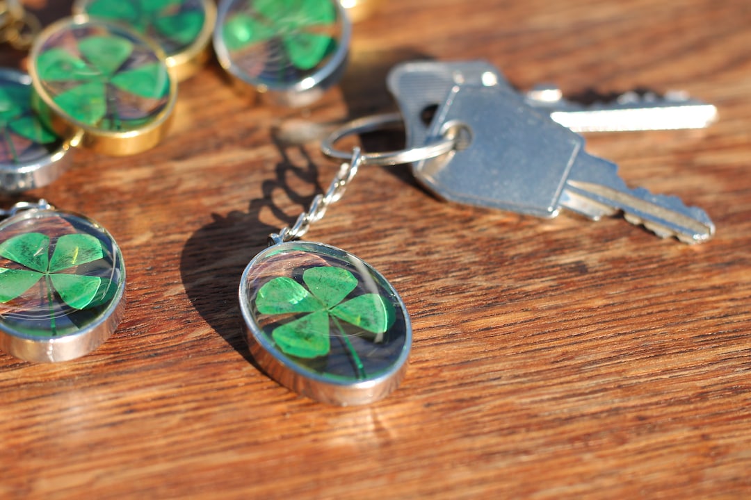 Four leaf clover keyring deals