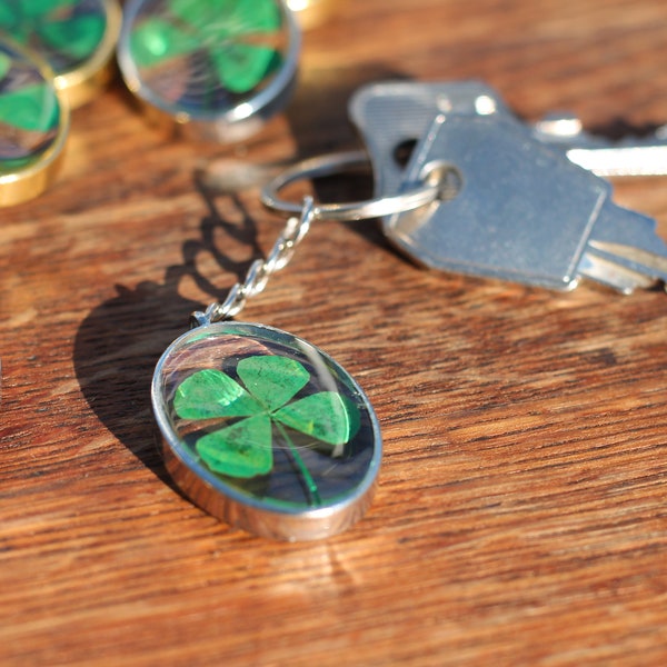 Four-leaf clover key ring / Real lucky charm / Gift for friend / Resin and real clover key ring / Original key ring