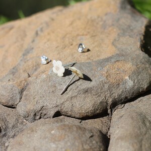 Boucle d'oreille véritable petite fleur blanche monté sur argent S925 image 4