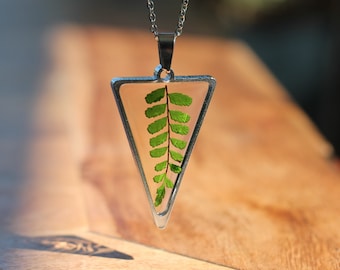 Pendentif triangle avec fougère en résine, livré avec chaîne en acier inoxydable argent réglable, fait main en France