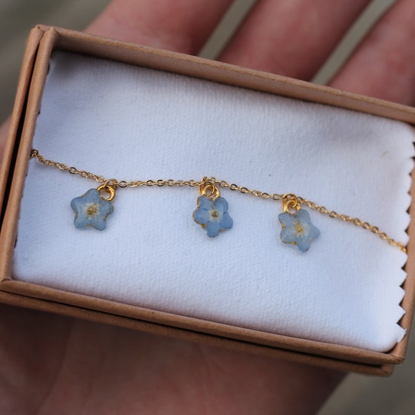 Forget-me-not bracelet made of real forget-me-not flowers mounted on an adjustable gold-plated chain