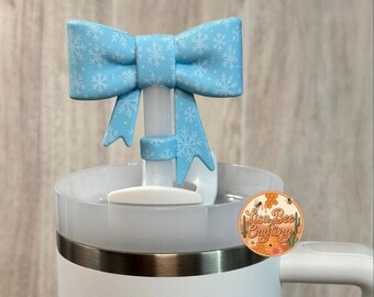 Straw Topper, Christmas, Winter snowflakes, Snowfall, Bow, Silicone, Blue, White, Tumbler Accessories, Stanley, Owala, winter snow, Holidays