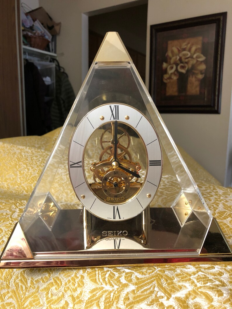 seiko quartz pyramid clock