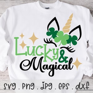 Op de afbeelding: Wit sweatshirt met een zwart en groen eenhoorn ontwerp en de tekst "Lucky & Magical".