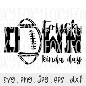 Puede incluir: Dise&ntilde;o gr&aacute;fico en blanco y negro con una pelota de f&uacute;tbol y el texto "Touchdown kinda day".