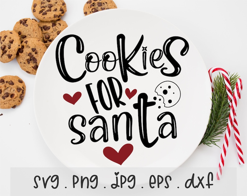 以下が含まれることがあります： 白いプレートに黒い筆記体で「Cookies for Santa」と書かれています。赤いハートが2つと、かじられたクッキーのイラストがあります。プレートはチョコレートチップクッキーとキャンディーケーンで囲まれています。