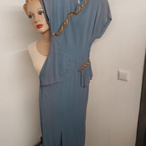 Könnte beinhalten: Ein weißer Keramikbecher mit schwarzem Henkel und dem Text "But First, Coffee" in schwarzer, fetter Schrift. Der Becher steht auf einer weißen Oberfläche.