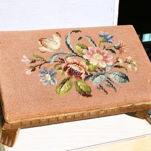 Repose-pieds antique brodé : broderie florale victorienne, pieds sculptés