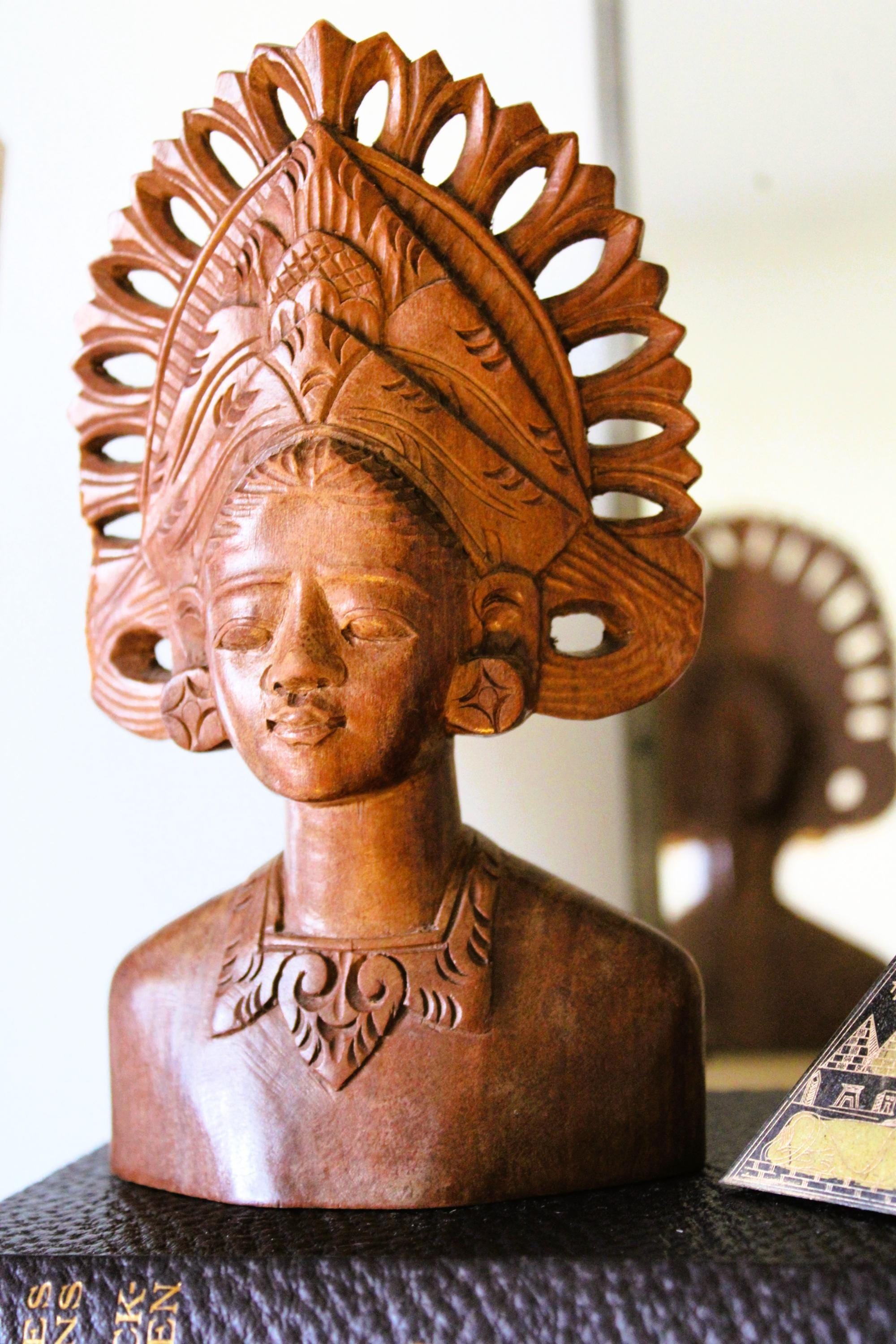 1960年代のバリ島木彫：インドネシアの古代女神像 - Etsy 日本