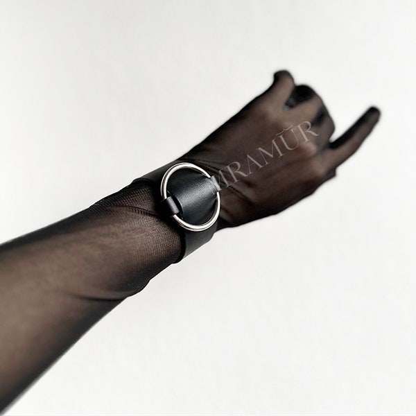Bracelets en cuir pour femme, une paire de bracelets en cuir gothique noir, lot de deux bracelets en cuir, bracelets menottes avec anneaux